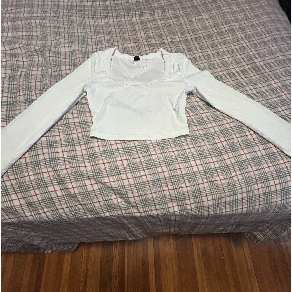white long sleeve cropped top